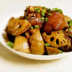 莲藕焖猪脚的做法[图]
