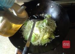 土豆炒卷心菜的做法图解6