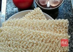 蕃茄鸡蛋拌面的做法图解1