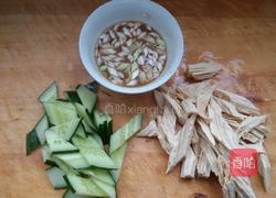 瓜片炒腐竹的做法图解1