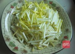 韭黄炒肉丝的做法图解1