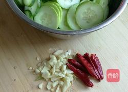 胡萝卜炒瓜片的做法图解1