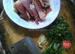 香菜炒腊肉的做法图解1