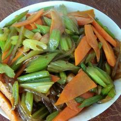 芹菜胡萝卜炒粉条的做法[图]
