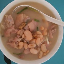 猪蹄炖白云豆的做法[图]