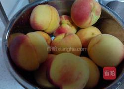 黄桃罐头的做法图解1