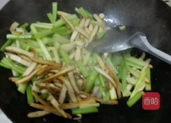 芹菜香干的做法图解5