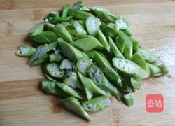 苦瓜秋葵回锅肉的做法图解2