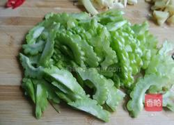 苦瓜秋葵回锅肉的做法图解1