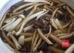 什锦菇煲猪骨汤的做法图解7