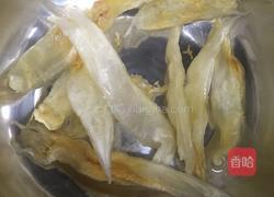 花胶黑蒜炖排骨的做法图解1