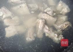 花胶黑蒜炖排骨的做法图解2