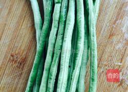 干煸蒜香豆角的做法图解1