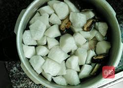 香菇萝卜排骨汤的做法图解4