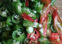 秋葵炒榨菜条的做法图解1