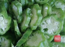 秋葵炒榨菜条的做法图解2