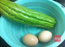 鸡蛋炒苦瓜的做法图解1