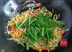 营养三色菜（豆芽、胡萝卜炒韭菜）的做法图解4