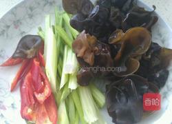 香芹木耳淮山的做法图解2