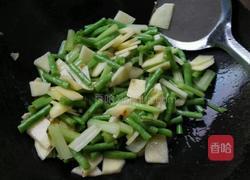 豆角土豆配芹菜的做法图解7