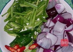 孜然洋葱牛肉片的做法图解1