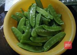 腊肠炒荷兰豆的做法图解1