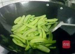 腊肠炒荷兰豆的做法图解3