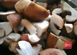 香菇板栗炖鸡的做法图解2