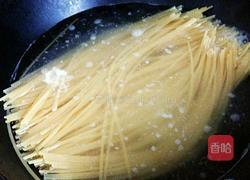 三丝炒意面的做法图解2