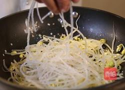 黄豆芽炒粉条的做法图解7