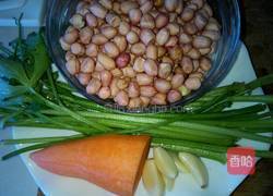 芹菜拌花生米的做法图解1