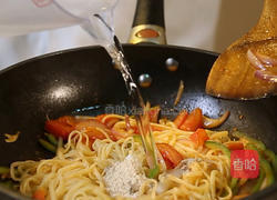 炒意大利面的做法图解4