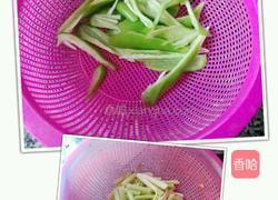 青椒芹菜炒腐竹的做法图解2