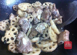 莲藕炖排骨的做法图解9