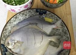 茄汁鲳鱼的做法图解1