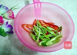 双椒瘦肉炒茭白的做法图解2