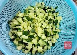 玉米火腿炒青瓜的做法图解1