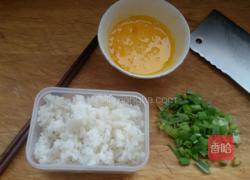 蛋黄炒米饭的做法图解1