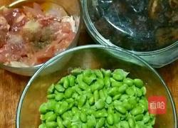 香菇毛豆烩鸡丁的做法图解1