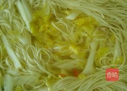 西红柿木耳瘦肉汤面的做法图解6