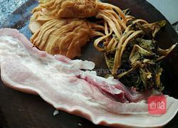 咸菜煮五花肉的做法图解1