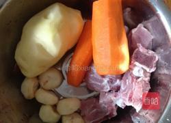 紅蘿蔔土豆湯的做法图解1