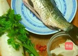 鲫鱼萝卜丝汤的做法图解1