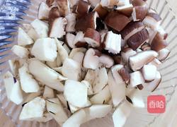 香菇茄子炒肉丁的做法图解1