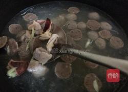 鱿鱼排骨汤面的做法图解5