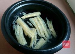 芹菜黑木耳腐竹肉片的做法图解3