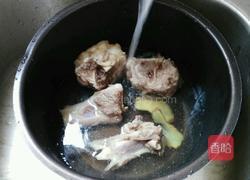 筒骨猪杂汤的做法图解2