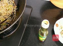 凉拌西芹绿豆芽的做法图解5