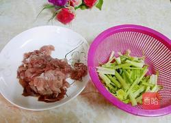 芹菜瘦肉炒丝瓜的做法图解1