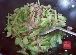 芹菜瘦肉炒丝瓜的做法图解6